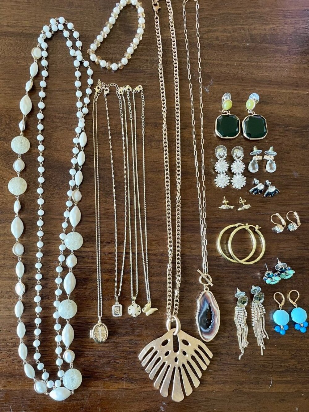 Lot of gold-toned jewelry (18 pieces)